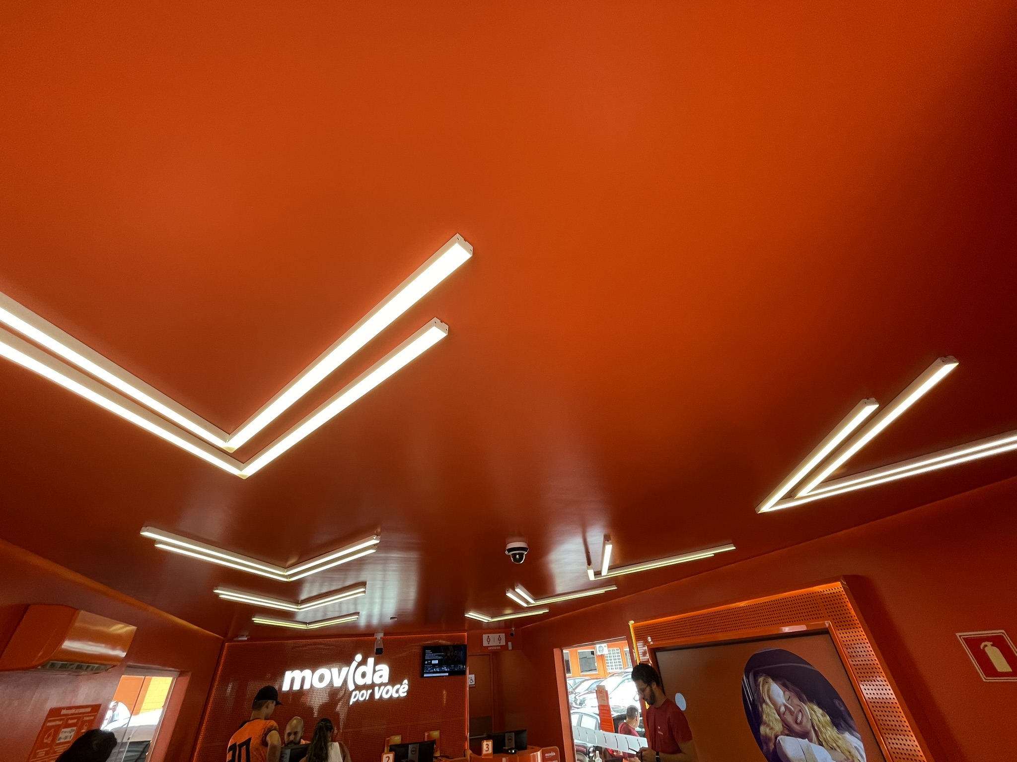 Instalação de iluminação linear decorativa